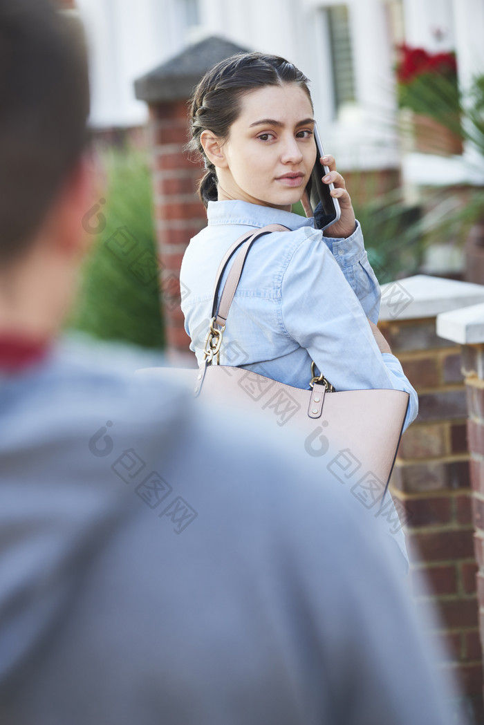 简约被跟踪的女人摄影图