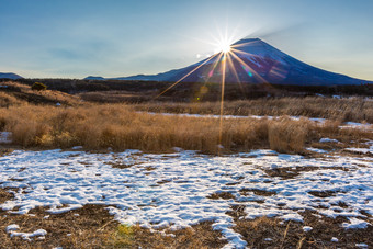 冬季阳光照耀的富士山