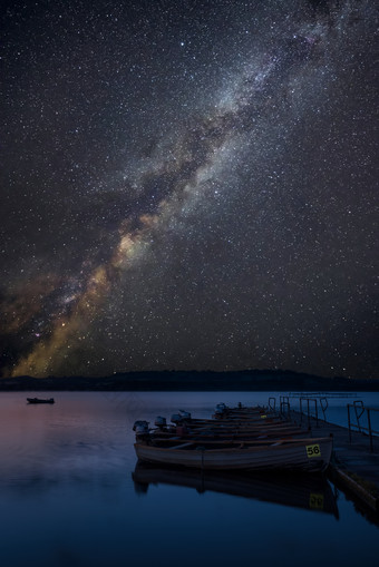 星空下的海水小船