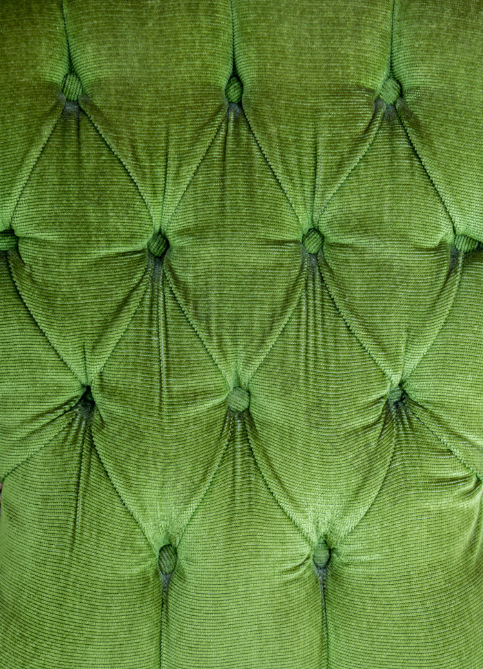 绿色沙发上的扣子