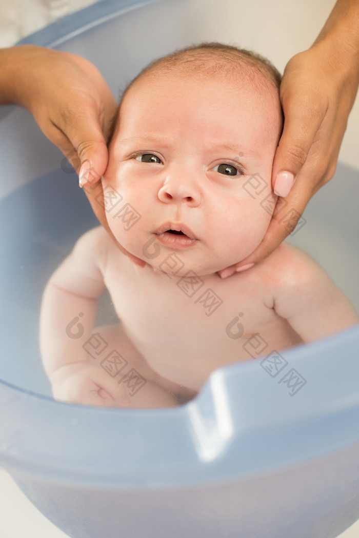 简约风在洗澡的婴儿摄影图