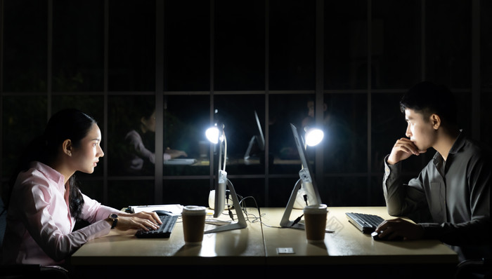 暗色调加夜班的人