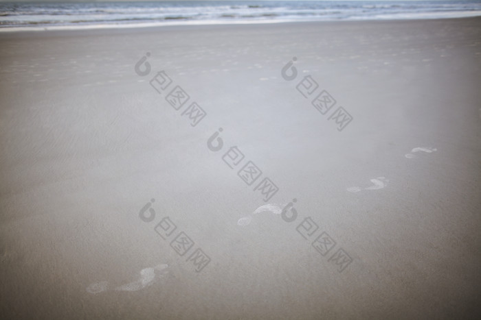 灰色调退潮的海岸线摄影图