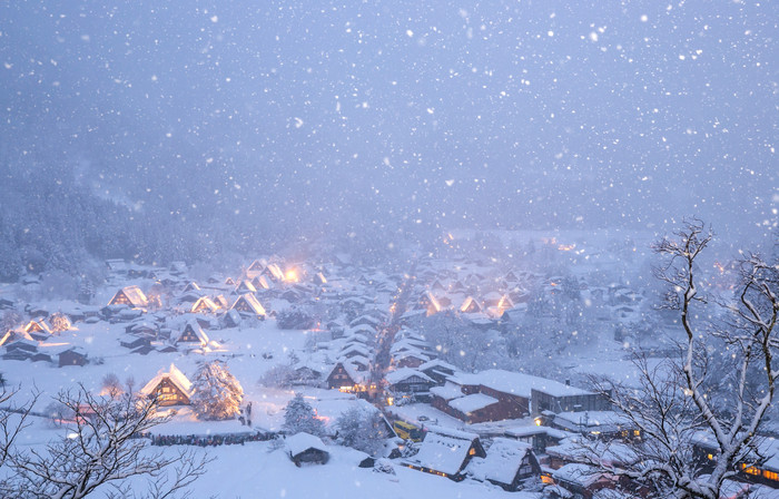 白雪皑皑的小镇摄影图