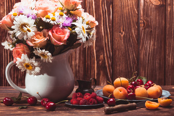 水果和花瓶摄影图