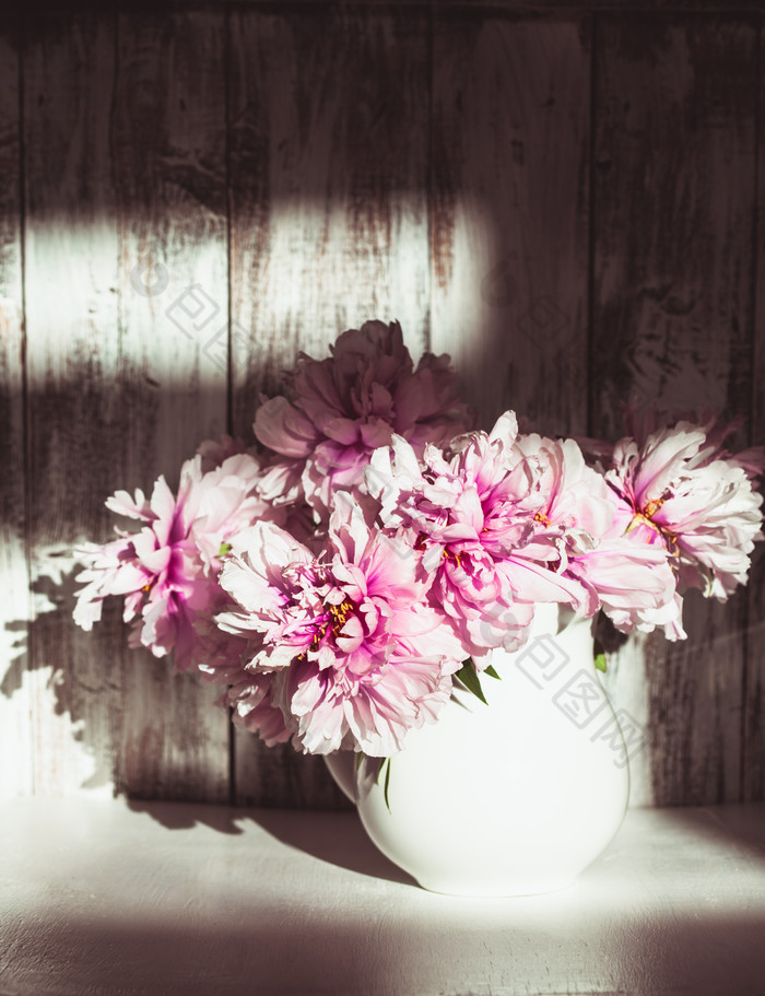 花瓶中粉色花卉摄影图