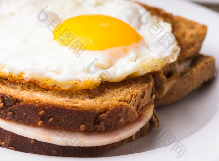 煎蛋和吐司面包摄影图