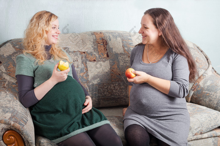 吃水果的孕妇摄影图