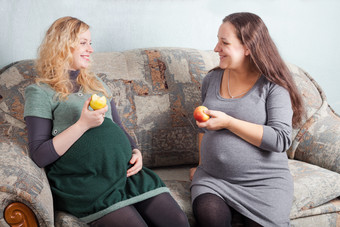 吃水果的<strong>孕妇摄影图</strong>
