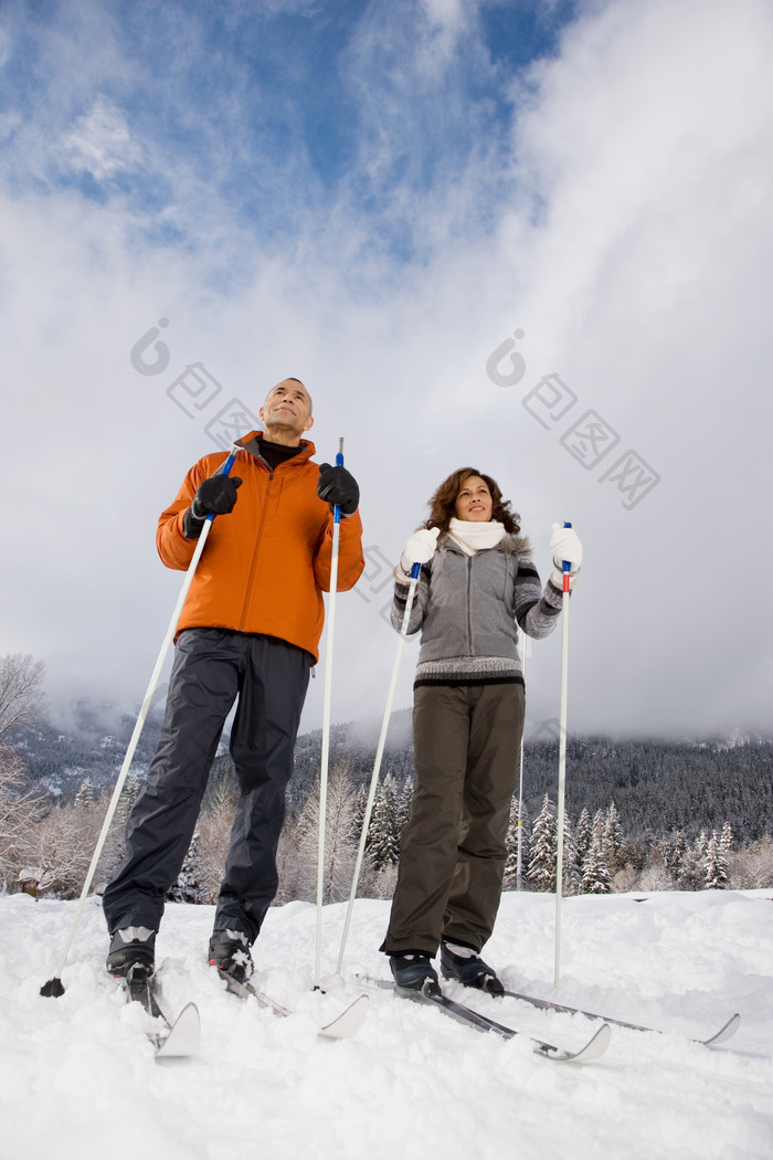 滑雪场滑雪的夫妻