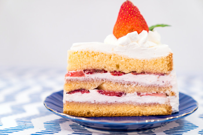 盘装草莓奶油蛋糕