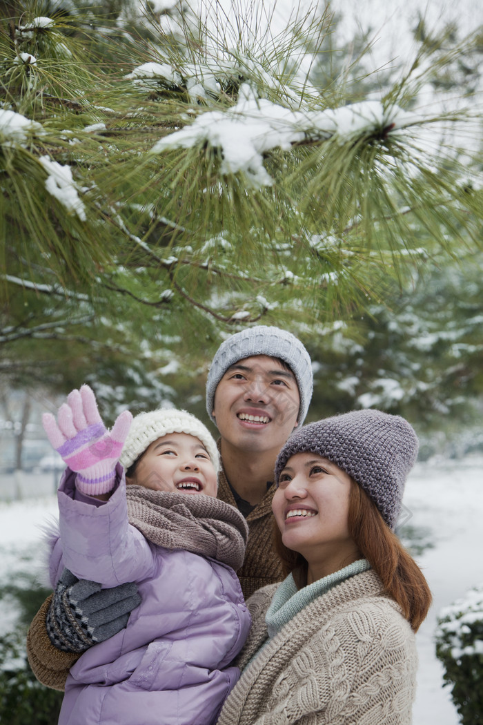 冬天妈妈女儿爸爸小孩季节下雪大衣羊毛帽