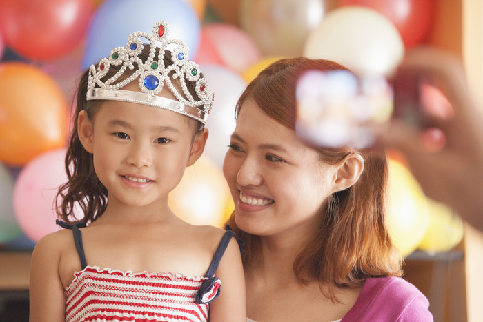 妈妈女儿小女孩生日庆生祝福拍照微笑皇冠