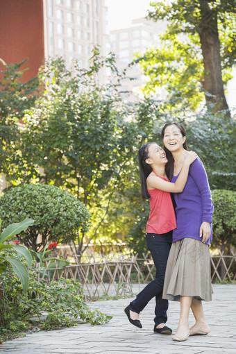 妈妈<strong>母亲</strong>女儿女孩抱着户外<strong>微笑</strong>幸福<strong>的</strong>家人