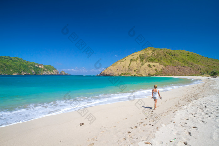 假期旅遊海邊沙灘大海女人背影風景