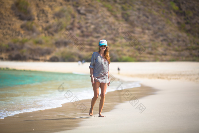 假期旅游海边沙滩大海漂亮女孩风景摄影照片