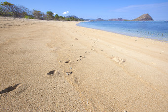 沙滩上的一串脚印摄影图
