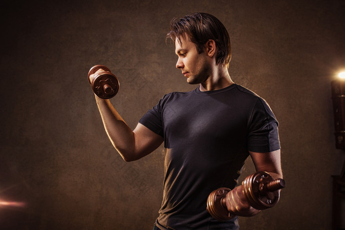 深色举哑铃健身