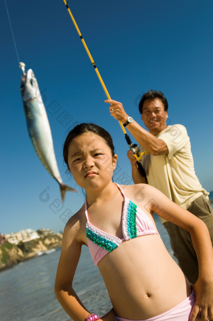 蓝色去钓鱼的父女摄影图