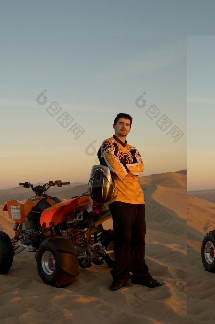 沙漠骑摩托车的男人