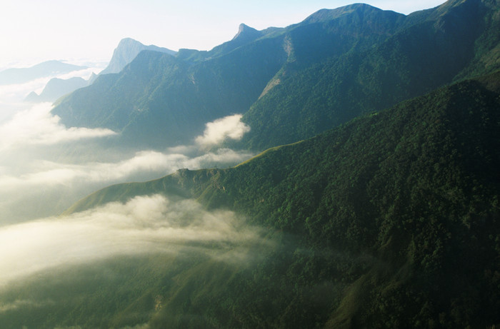 暗色高山的远景摄影图