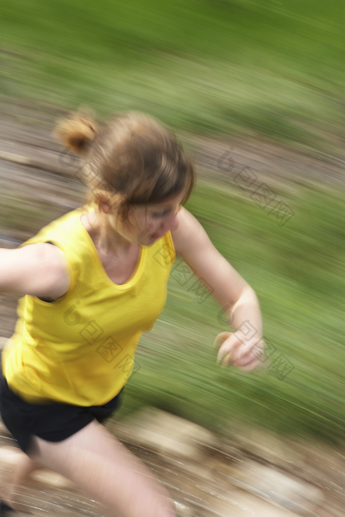 朦胧风格跑步的女孩摄影图