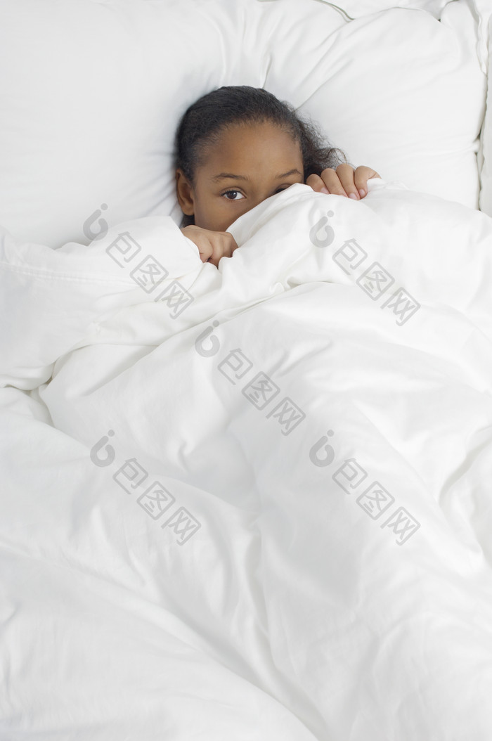 简约睡床上的女孩摄影图