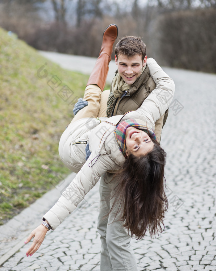 抱着女友的男人