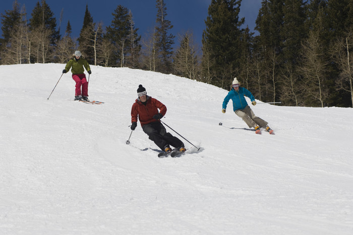 冬季滑雪人物摄影图
