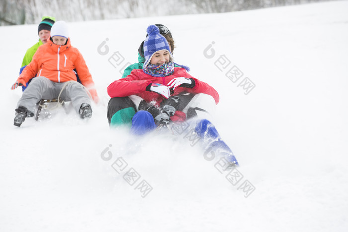 浅色调在玩雪的人们摄影图