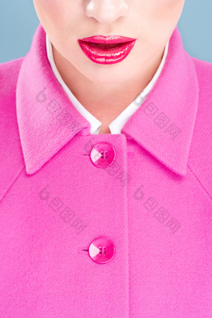 粉色抹口红的女孩摄影图
