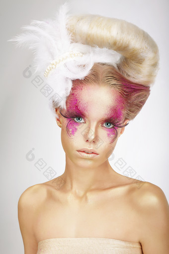 羽毛头饰漂亮的女人图片摄影图