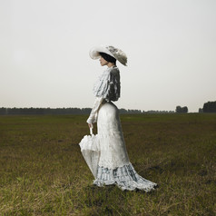 草地上的优雅白裙女人