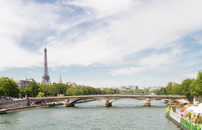 美丽的巴黎埃菲尔铁塔摄影图