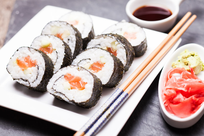 日式寿司和芥末酱摄影图
