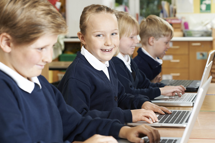 小学生坐在教室上电脑课
