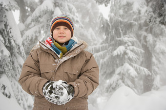 灰色调雪中男孩<strong>摄影图</strong>