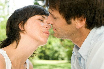 清新在亲吻的情侣摄影图