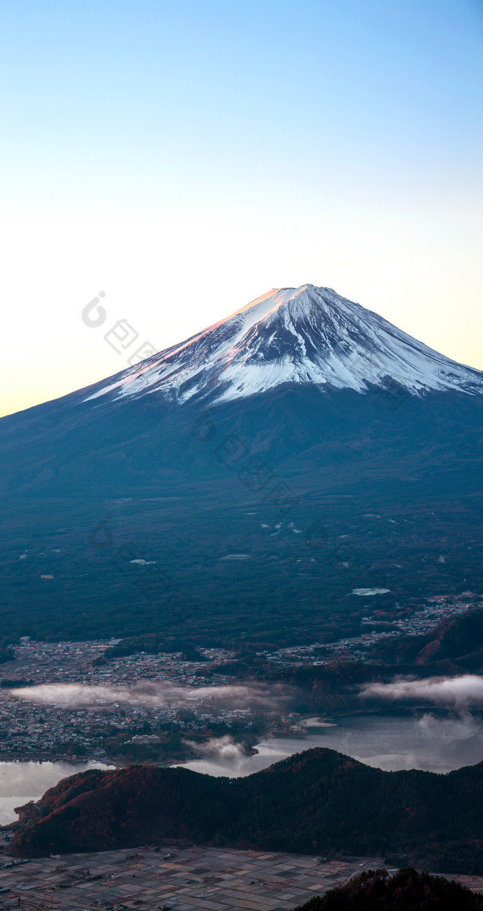 冬季黎明日出的山峰