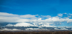 天空下雪山山峰景色