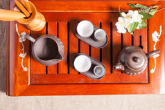 木板上的茶具摄影图
