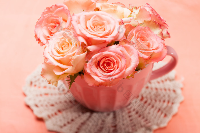 杯子里的粉色玫瑰花