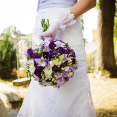 新娘手中的紫色手捧花