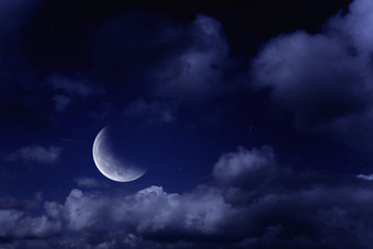<strong>蓝</strong>色调云朵下的月亮摄影图