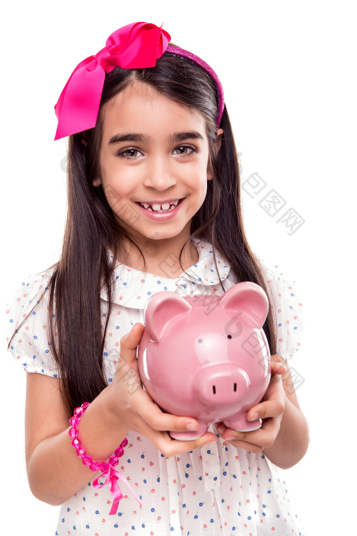 拿着小猪存钱罐的小女孩
