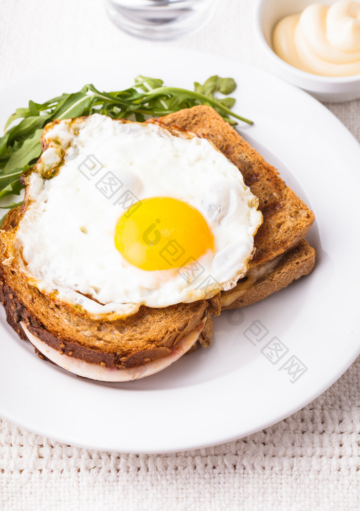 面包片上的煎蛋摄影图