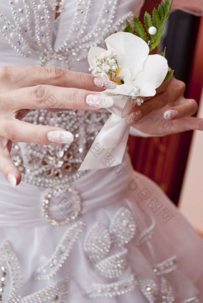 拿着白色小花的新娘