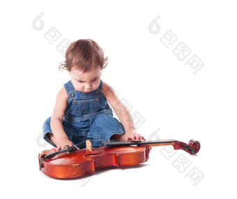 摆弄小提琴的小男孩