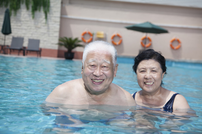 清新玩水的老年夫妻摄影图