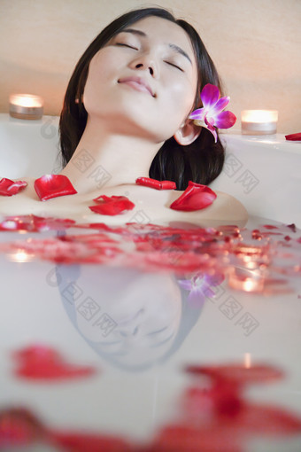 浴缸泡花瓣浴的女人
